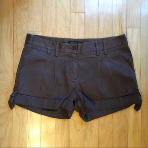 🦄 Pleated BCBG brown shorts with buckle detail!